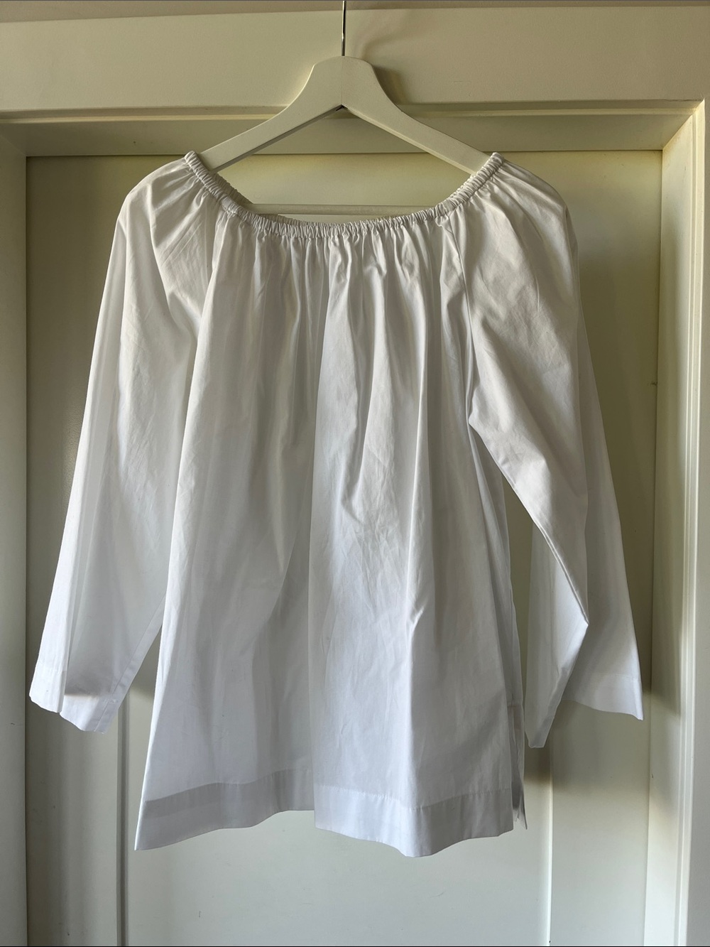 Aritzia Babaton Women’s White Off-Shoulder 100 % cotton